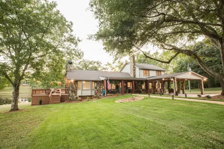 The Shepherd's Lodge at Addis Acres /4BR/3BA/ newly renovated/pond/firepit/deck