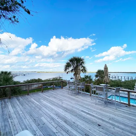 Waterfront Retreat, Pool & Rooftop Deck - 2 Bed Cottage, Kitchen, Great Location