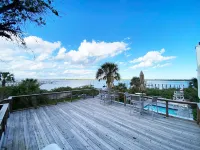 Waterfront Retreat, Pool & Rooftop Deck - 2 Bed Cottage, Kitchen, Great Location