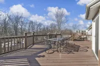 O'Fallon Edge Oasis- 4bd/3bt, Wooded Backyard, Office, Great Family Getaway