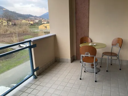 West blue shutters. IT045001C280NZNPCS Отели в г. Масса-Каррара