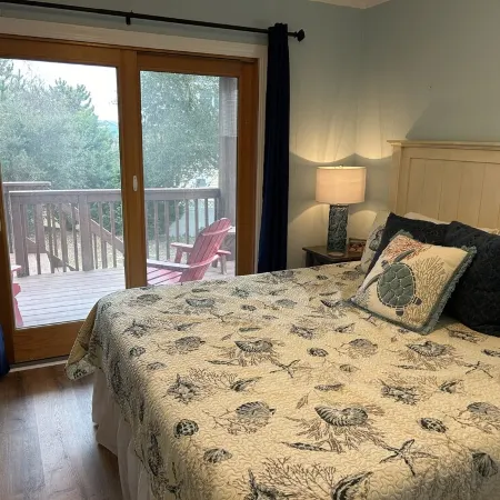 Updated, cozy cottage in Duck – 4 bedrooms, in town & oceanside w/ views!