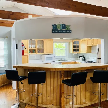 Ultimate Family Beach Retreat - Walk to Beach & Bay - Large & Spacious