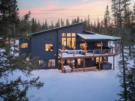 Luxurious cabin with outdoor pool access, paved roads, oversized garage