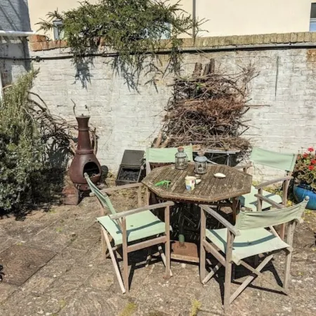 Cliffside Cosy Cottage by Cowes Beach: 1X King-Size Double Br & a Twin/Kids Br