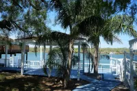 Texas themed cabin with a Shared fishing pier Not waterfront