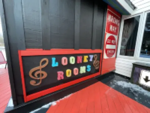 UPPER unit @ Looney Rooms in the heart of Ellicottville!
