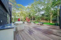 Stylish Modern Retreat in the Heart of the Hamptons: Your Perfect Getaway!