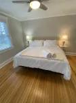 Beautiful sun filled 2 BR 3 blocks from beach- 2 beach passes- kids are free Hotels near Promenade Beach Club