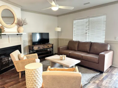 Newly Remodeled chic 2-bedroom townhome in beautiful Port Royal w. private patio