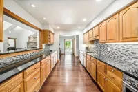 Charming Waterfront 4-bedroom house with AC and WiFi with Amazing Views!