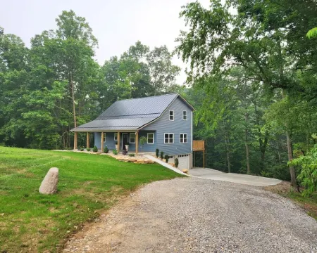 Quiet cabin 30 min from wineries, restaurants, Sugar Creek & Walnut Creek. Hotels in Coshocton County
