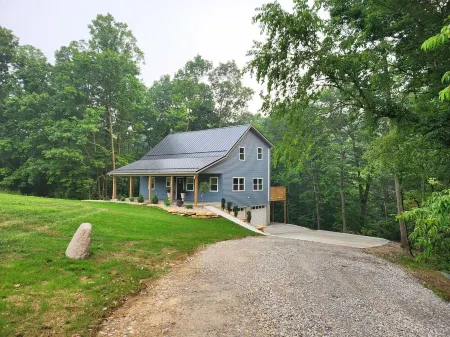 Quiet cabin 30 min from wineries, restaurants, Sugar Creek & Walnut Creek.