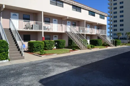 Direct OCEAN FRONT, Super Clean, GREAT REVIEWS, Cozy & Neighborly Отели рядом с достопримечательностью «Парк Ван Авеню»