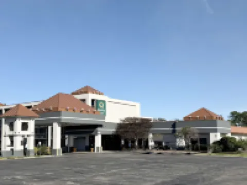 阿倫港巴頓坊西凱藝套房酒店 西巴吞魯日縣酒店