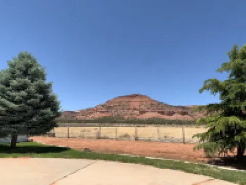 Nice secluded home with plenty of room to roam!