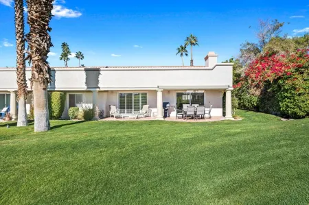 Spectacular Golf Course Villa – A Rare Single-Level Retreat Отели рядом с достопримечательностью «40868 Ave Solana»