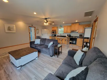 Tybee Pink House (Military & Veteran Discount) Отели рядом с достопримечательностью «Cockspur Island Lighthouse»