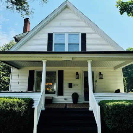 NEW! Charming Pet Friendly Modern Cottage in the Historic District of Saugatuck!