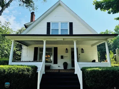 NEW! Charming Pet Friendly Modern Cottage in the Historic District of Saugatuck! Hotels near Roan & Black