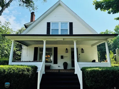 NEW! Charming Pet Friendly Modern Cottage in the Historic District of Saugatuck!