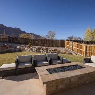 Beautiful New 4 Bedroom Home with views Minutes from Arches