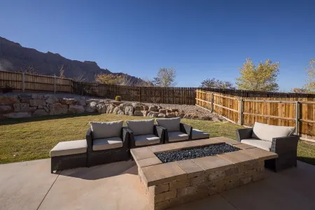 Beautiful New 4 Bedroom Home with views Minutes from Arches