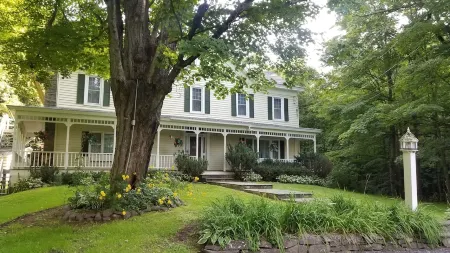 GREAT FOR FAMILIES! 3 MINUTE WALK TO MAIN STREET & 1 MILE FROM WINDHAM SKI MT.