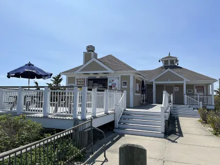 Near Seagull Beach, Short Walk to Restaurant, Shops Отели в г. Кейп Код Нэшнл Сишор