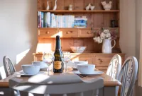 Lovely Cotswold holiday cottage within walking distance of restaurants/shops