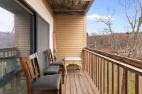 Mount Snow Condo: 4 min Walk to Sundance Lift (High Speed - 6 Seat)