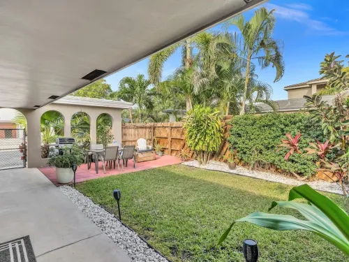 Heated salt water pool, patio, yard, laundry, kayaks, BBQ,hot tub,prime location