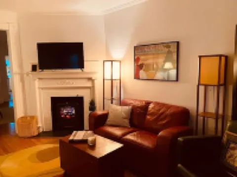 Scarborough Fair walk to downtown two story apt