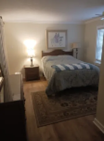 Recently updated cottage minutes from beach, pet friendly, large yard wifi, ac