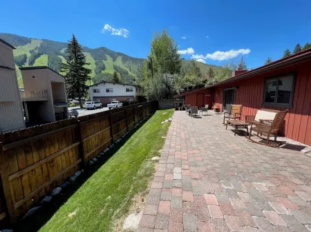 Cozy Mountain View– Walk to the Slopes - Hot Tub+Heated Driveway
