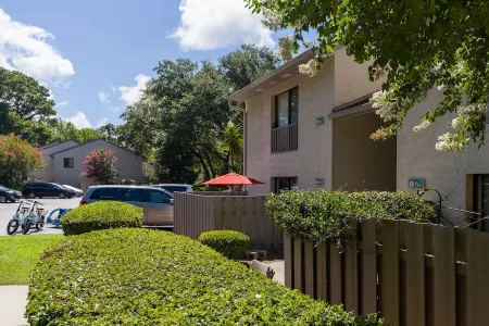 EASY WALK TO THE BEACH - PETS WELCOME - STEPLESS - PRIVATE ENCLOSED PATIO