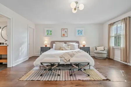 *Newly Renovated Luxury Designer Farmhouse on a 35-Acre Farm, Private and Gated!