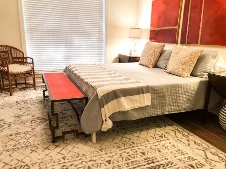 OXFORD PRIME LOCATION / ON THE SQUARE!! WALKING DISTANCE TO CAMPUS