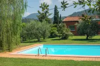 BRIGHT AND REFINED VILLA WITH POOL IMMERSED IN THE GREEN OF THE HILLS OF LUCCA - Private Pools