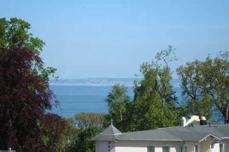 Close to the beach and with sea views, apartment in a quiet, central location
