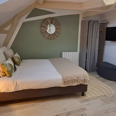 Charming Studio in Historic Residence, Notre Dame View Отели в г. Шоле