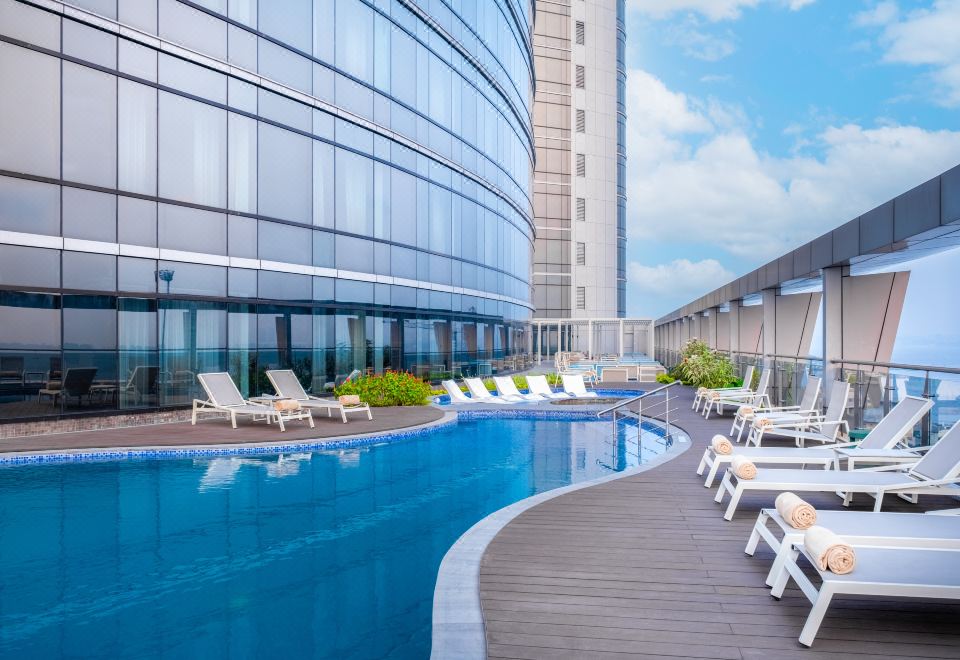 힐튼 킨샤사 수영장