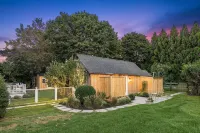 Gorgeously Renovated SH Village 5 bd w/ Large Pool Hotels near Cryder Beach
