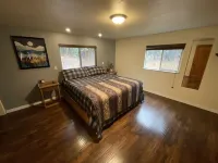 Cozy Home on 5 wooded acres.Close to Applegate River,Parks,Fishing and Vineyards