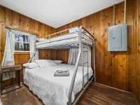 Cozy 2 Bedroom Cabin Right down the Road from TippyDam, Hiking, Crystal Mountain