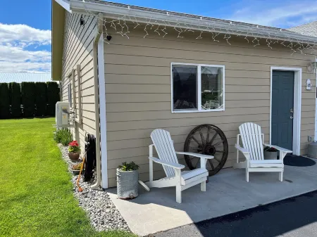 Charming farmhouse-style 1 bedroom apartment with hottub