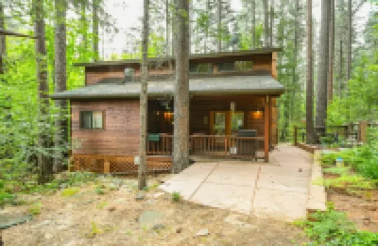 Cozy Cabin Nestled in the Heart of Oak Creek, minutes from trails