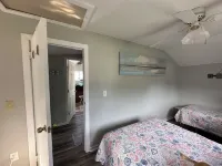 Direct Lakefront Cottage, Modern 2-bedrm Cottage in Point Breeze with WiFi & AC