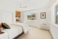 Quail Crossing-Modern Poolside Retreat w/Hot Tub. Close to remote JTree entrance Hotel a Twentynine Palms