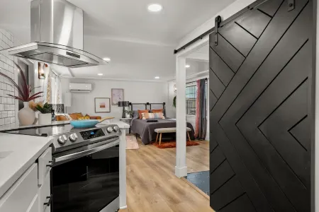 Cozy Studio- Pets Welcome! Hot Tub on site!